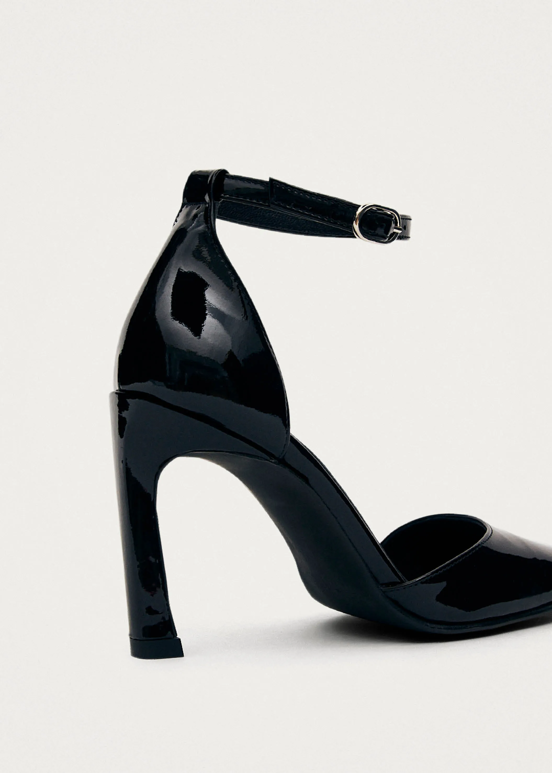 Liebe Onix Black Leather Pumps